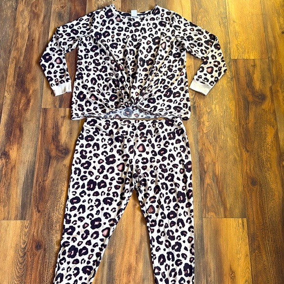 Cheetah Lounge Set - Picture 3 of 10